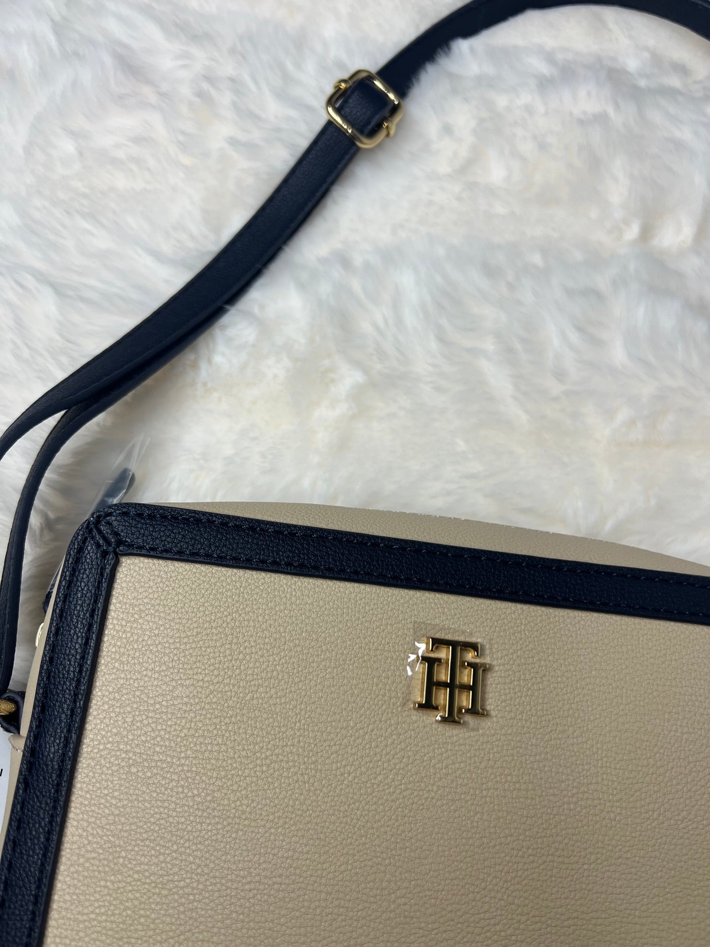 Tommy Hilfiger Zip Handle Shoulder Strap
Across-Body